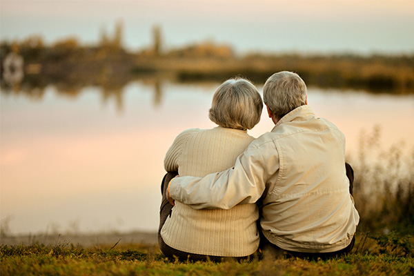 äldre par kollar på solnedgången